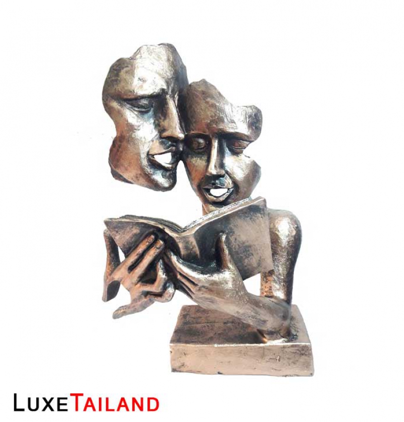 مجسمه کتابخوان